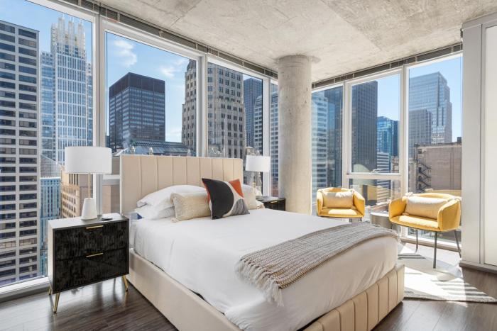 Linea Luxury Living with Indoor Pool and Rooftop Views in The Loop