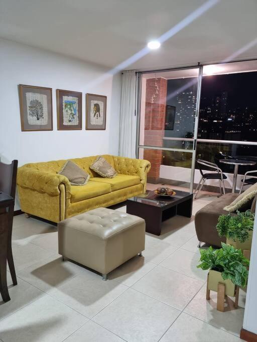 El Poblado, Medellín con Piscina, gym, cómodo, linda vista.