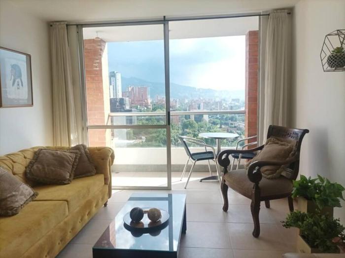 El Poblado, Medellín con Piscina, gym, cómodo, linda vista.