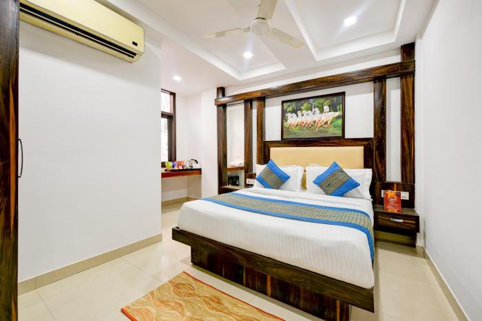 Hotel Bhartiya-New Delhi Railway Station-2 minutes walk