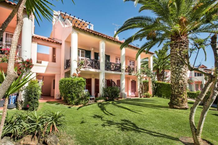 Spacious 3BR Apartment in Vilamoura Old Village with Rooftop BBQ, Pools & Panoramic Views