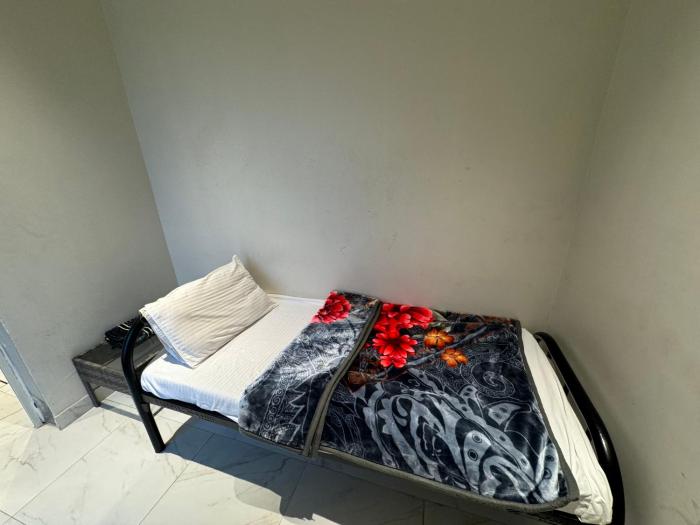 غرفة صغيرة بدورة مياه ( غرفة سائق) العارض ١٣