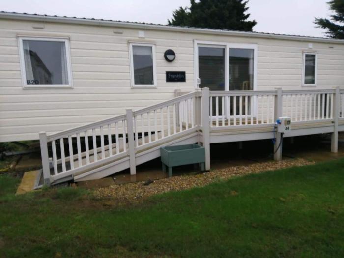 Caravan - Sleeps 8 - Pets Ok - Parking - Site Pool