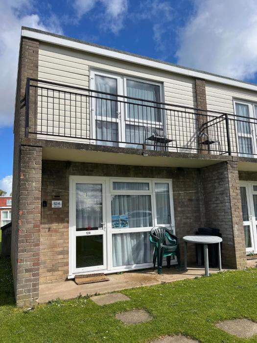 124, Three bed two storey chalet on Bermuda holiday park, Hemsby - Sleeps 7, bed linen and towels included with onsite entertainment and further entertainment close by - includes balcony