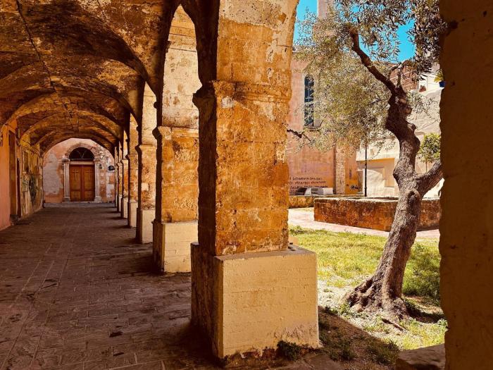 Roussos Place - Next To Splantzia Square - 2bd 2ba