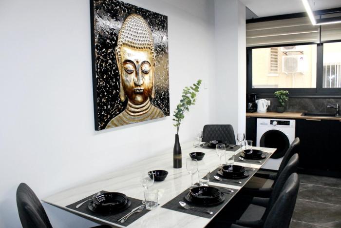 Luxury Stay at Mackenzie Beach with Private Parking and Balcony