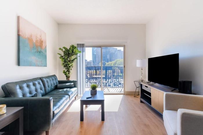 3BR Modern Downtown Apartment with Gym & Office