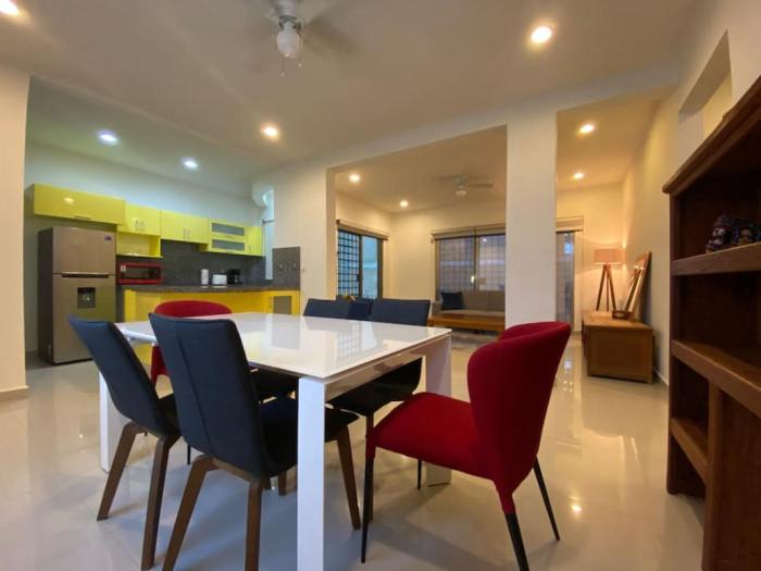 The Best Location 2BR Condo- 100m to Beach and 5Ave