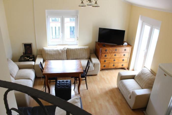 2-level apartment with terraces by the sea