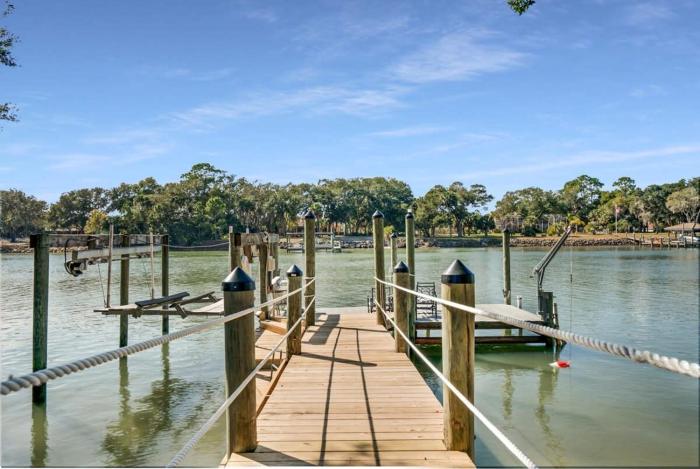Charming Fishing Cabin Has It All, Full Dock and Summer Kitchen, Access to SUPs, Bikes, Beach Gear