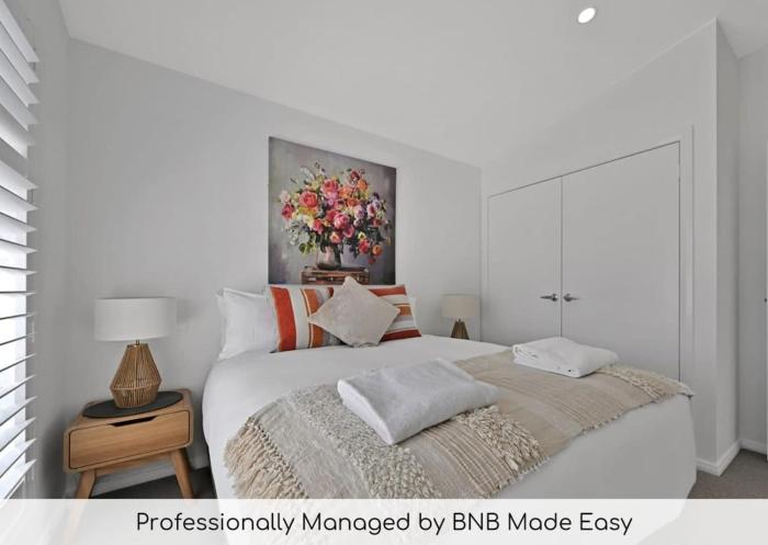 The Elm Apartments - The Orange Room