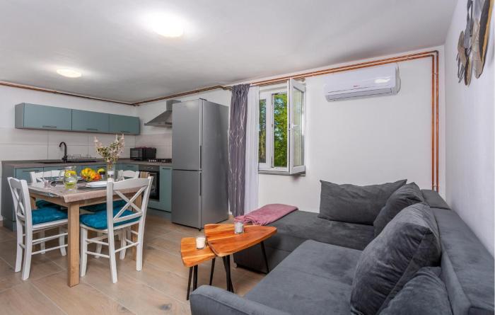 1 Bedroom Lovely Apartment In Risika