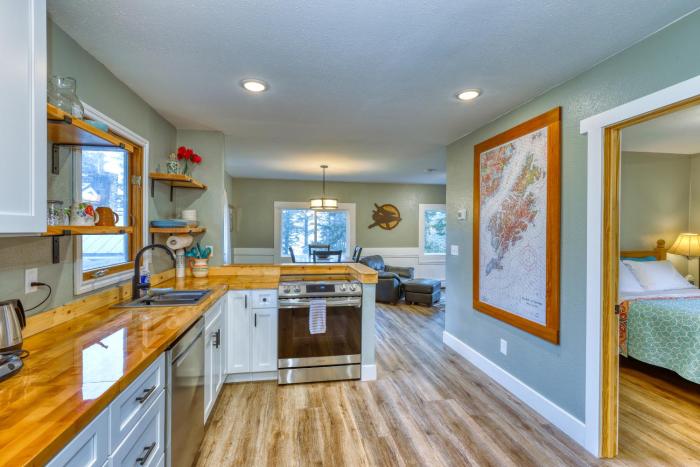 Captivating Coastline 2 BR Retreat with Ocean View