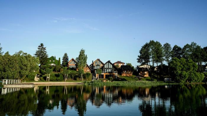 Klimatyczny domek nad brzegiem jeziora