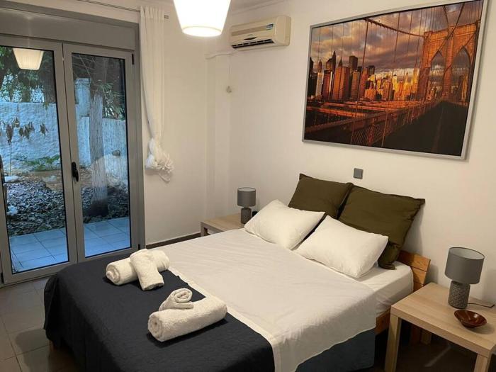 Stylish apt with Garden, Hilton area. near Metro