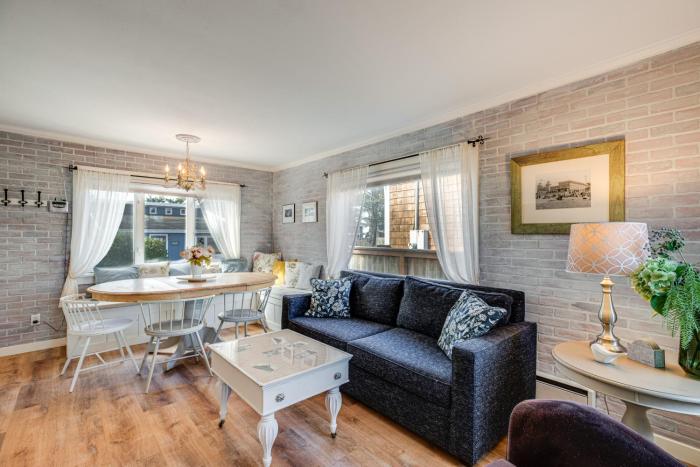 Quaint Sur La Mer Cottage with Deck, Fire Pit