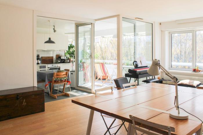 Spacious cocoon with a terrace view on the canal