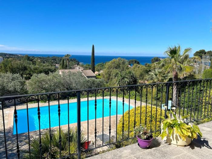 Villa Les Jardins du Roy, Piscine et Vue mer