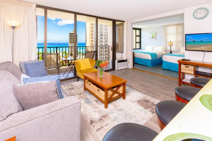 Waikiki Banyan condo - ocean views & beach access