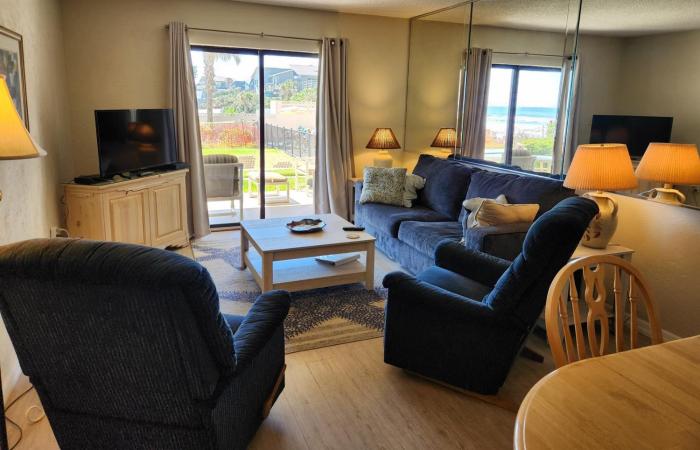 111 - Poolside 1 bedroom closest to the water