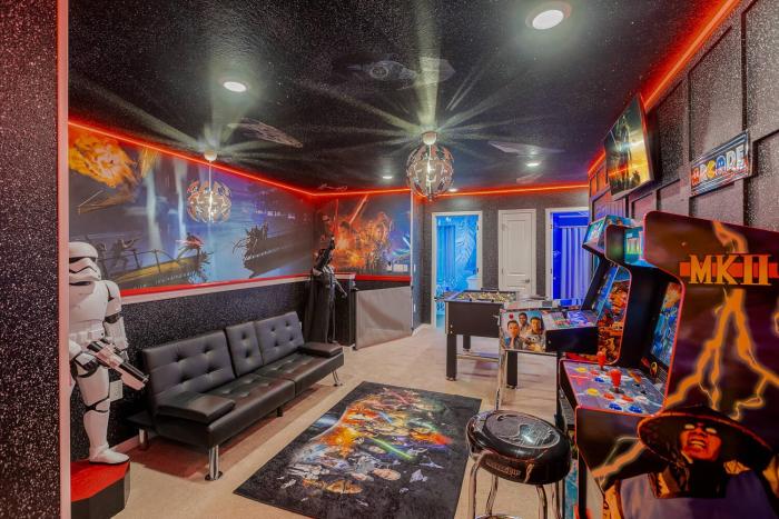 Pretty Themed House wPvt Pool and Game Room 26061