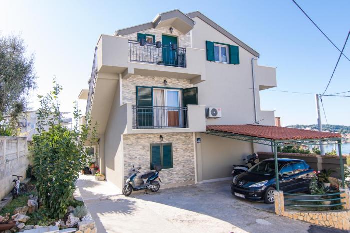Apartments with parking space Okrug Gornji, Ciovo - 22799