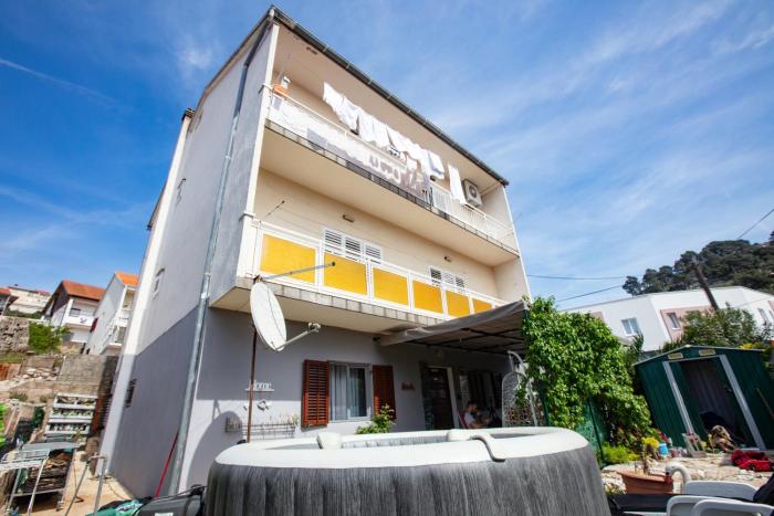 Apartments with parking space Sibenik - 22886