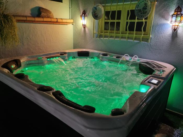 Appartement avec piscine et jacuzzi à 50mètres de la plage et 5min de lallée des Pins