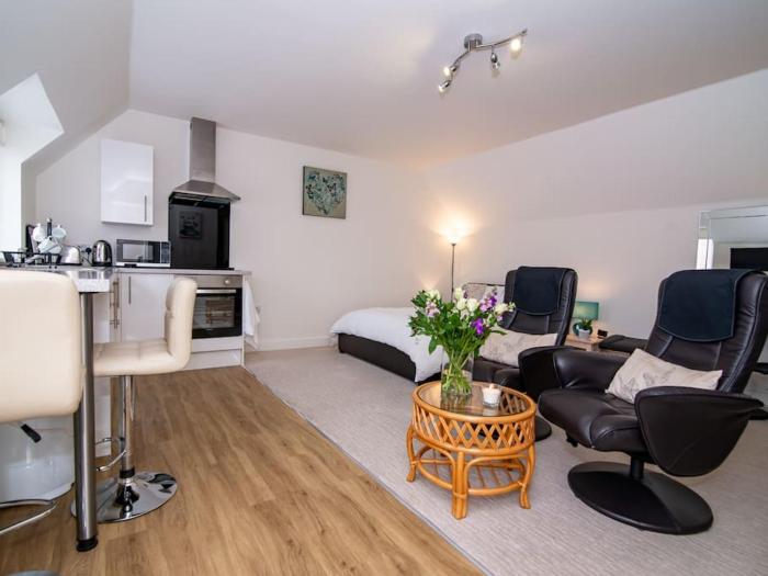 Meadow Wood Mews - Modern Studio Apartment with Parking, Pershore
