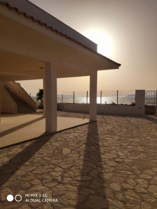 casa baciata dal mare