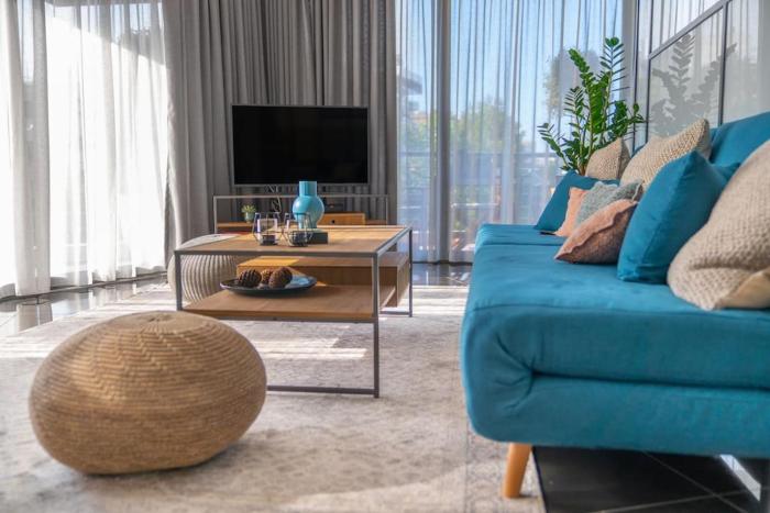 The HostMaster Urban Bliss