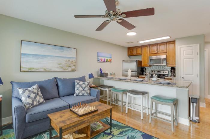 Lovely Galveston Condo Walk to Seawall and Beach!