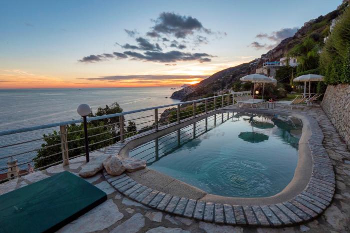 Charming Villa with private pool overlooking the sea, Amalfi Coast, 200 steps from the road
