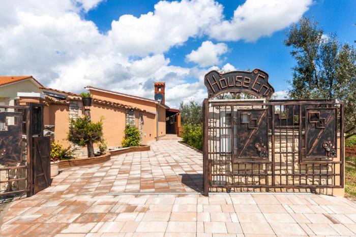 Industrial style studio house Eni, with Parking, BBQ, AC in Marčana, Ferienwohnung