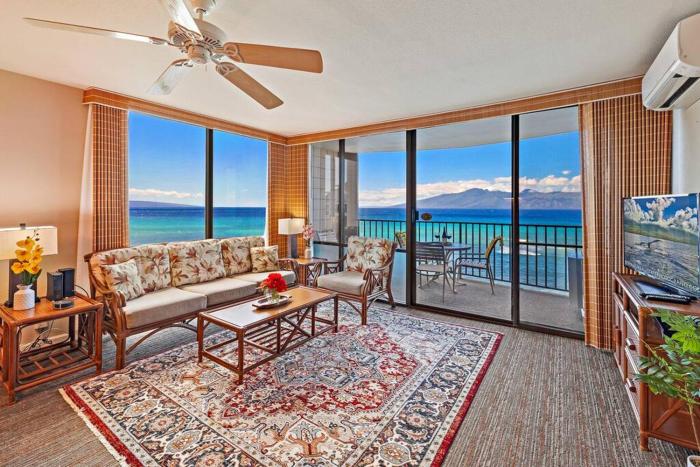 Best AC Beachfront Condo with Sandy beach, snorkel, Whale Watching