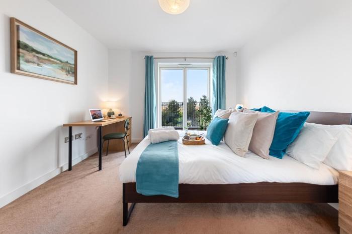 Luxury Apartment - Romantic Retreat - 2 Balcony views Olympic Park & London City Skyline - Nearby Stratford International