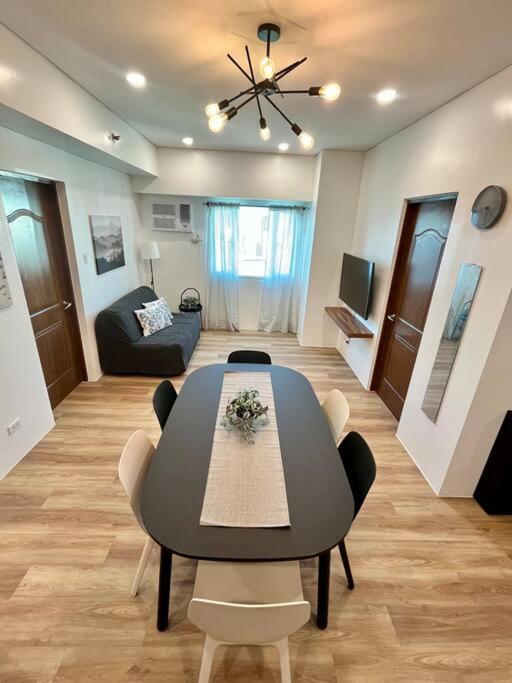 Modern 2BR in Central Makati! Netflix Wi-Fi Pool