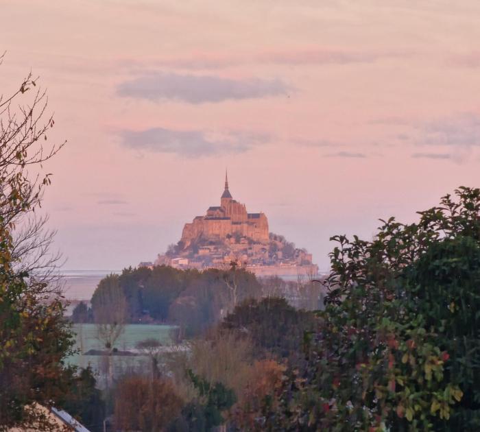 LAurore de la Baie, vue sur le Mont-Saint-Michel