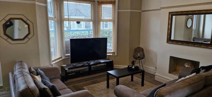 Three Bedroom Apartment with Roof Terrace Near City Centre