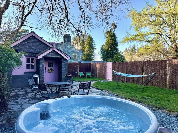 Tiny Romantic Retreat with Hot Tub on a Country Estate near Cardigan Bay in Eryri Snowdonia
