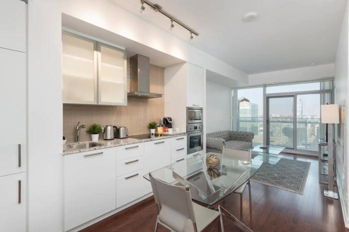 Executive 1 BR Condo - CN Tower & City View