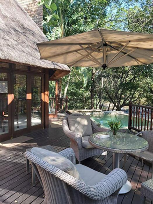 Dreamy 3 bedroom villa on the edge of the Sabie River in Kruger Park Lodge
