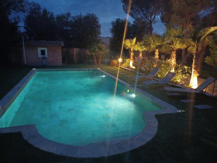 Magnifique villa avec piscine 10x5 m sur 1800m2 de terrain avec parking privatif cuisine recente equpee 3 chambres dont 2 parental au rdc avec wc separe pas de vis à vis terrain de petanque bbq climatisation jeux enfants