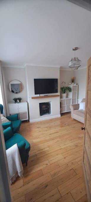 3 Bed Home sleeps 6 in Heart of Cardiff Free Parking