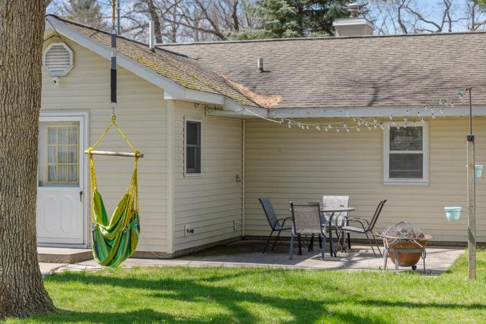 The Cochlin Cottage, AC, Fenced Backyard, Fire pit