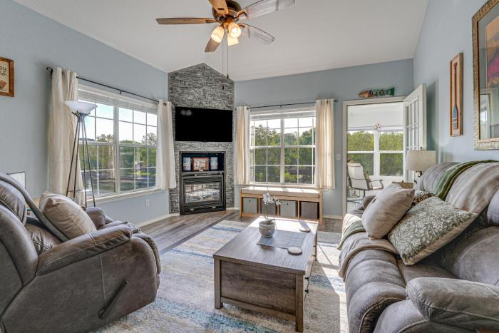 Updated Branson Condo with Lake Taneycomo Views!