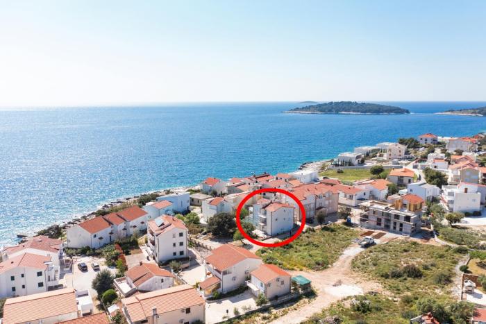 Apartments by the sea Rogoznica - 17129