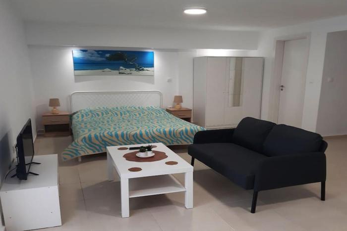 Trikorfo Beach Apartment, 150m from Sandy Beach