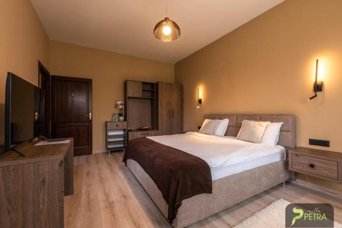 Villa Petra Residence - Private Parking & Garden