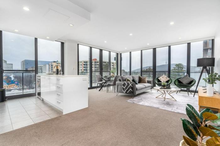 Roomy 2BR 2BA City-Centre Apt - Hosted by CanStay